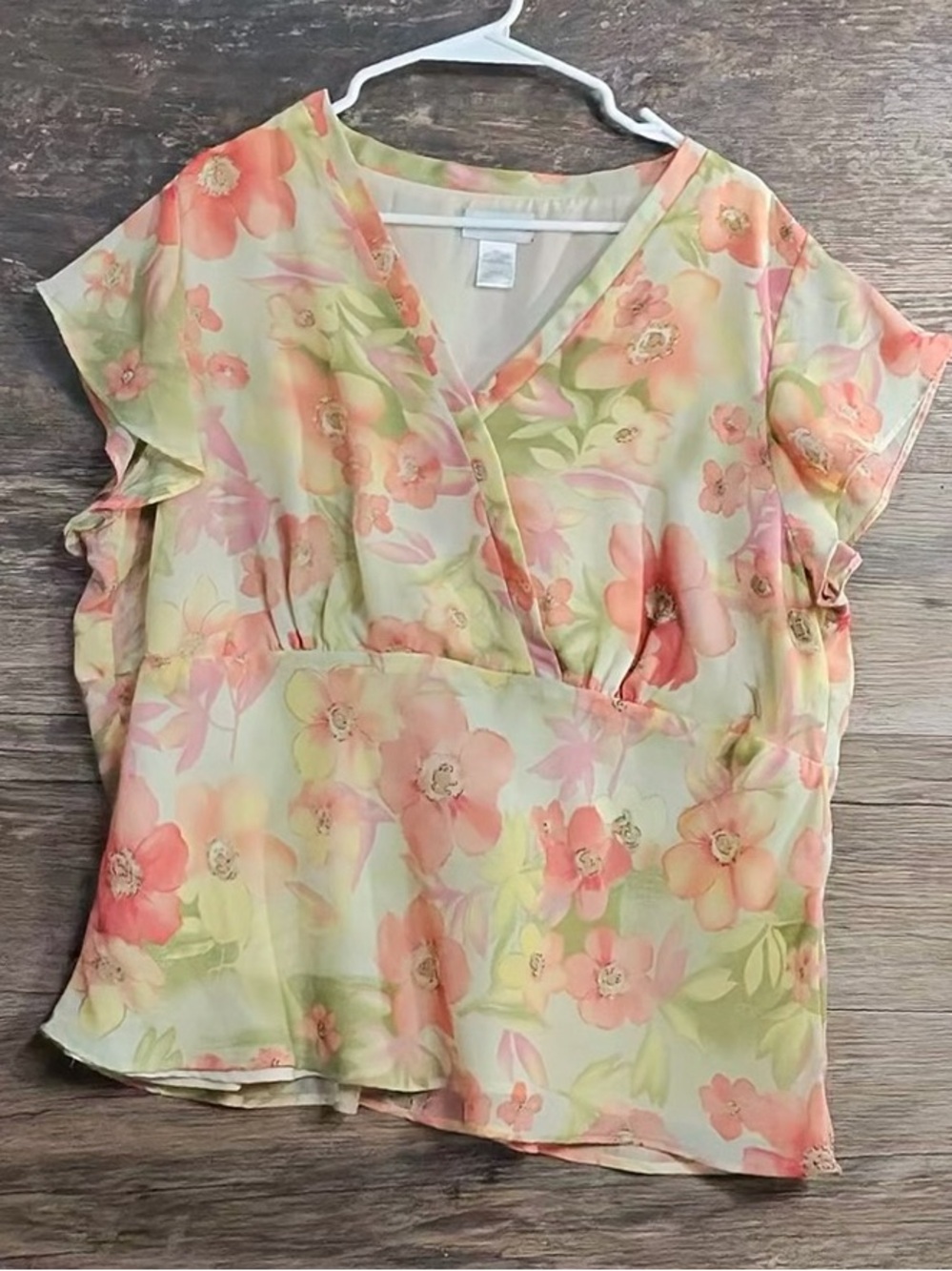 Jaclyn‎ Smith Peach & Cream Floral V-Neck Blouse